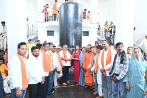 जानकीवन धाम शिव मंदिर प्राण प्रतिष्ठा में पर्यटन मंत्री श्री राजेश अग्रवाल जी और पंडरिया विधायक भावना बोहरा ने पूजा कर छत्तीसगढ़ की समृद्धि की कामना की IMG 20260414 WA0004