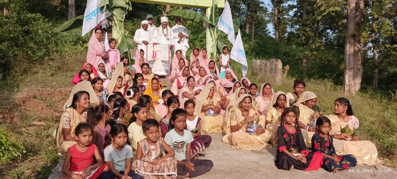 दो दिवसीय भजन सत्संग का शुभारंभ के पहला दिन निकाला गया भव्य शोभा यात्रा IMG 20251105 WA0001