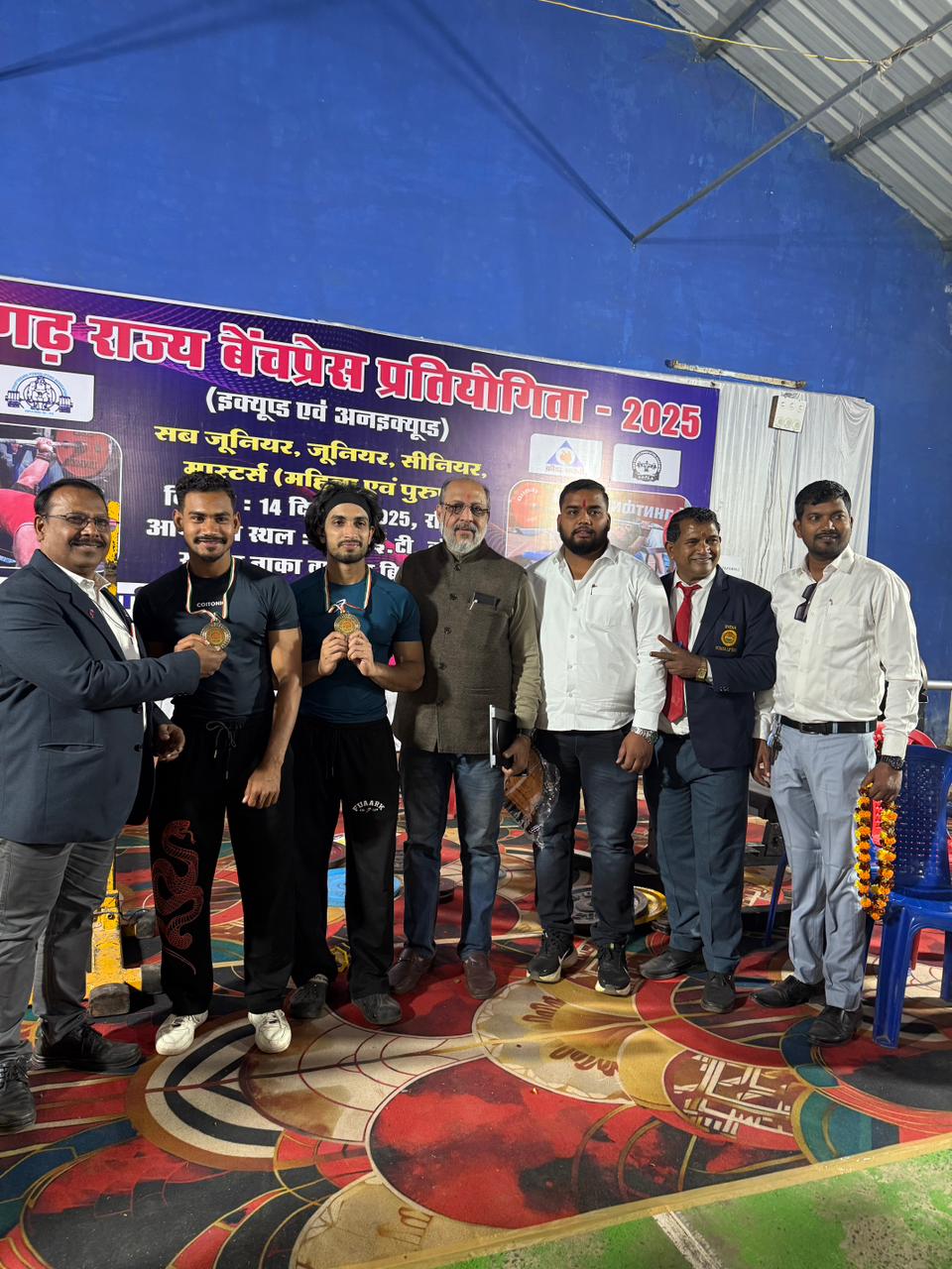 छत्तीसगढ़ राज्य स्तरीय बेंच प्रेस प्रतियोगिता में कवर्धा जिले के पंडरिया निवासी रूपम देवांगन ने गोल्ड मेडल जीतकर इतिहास रच दिया। IMG 20251215 WA0015